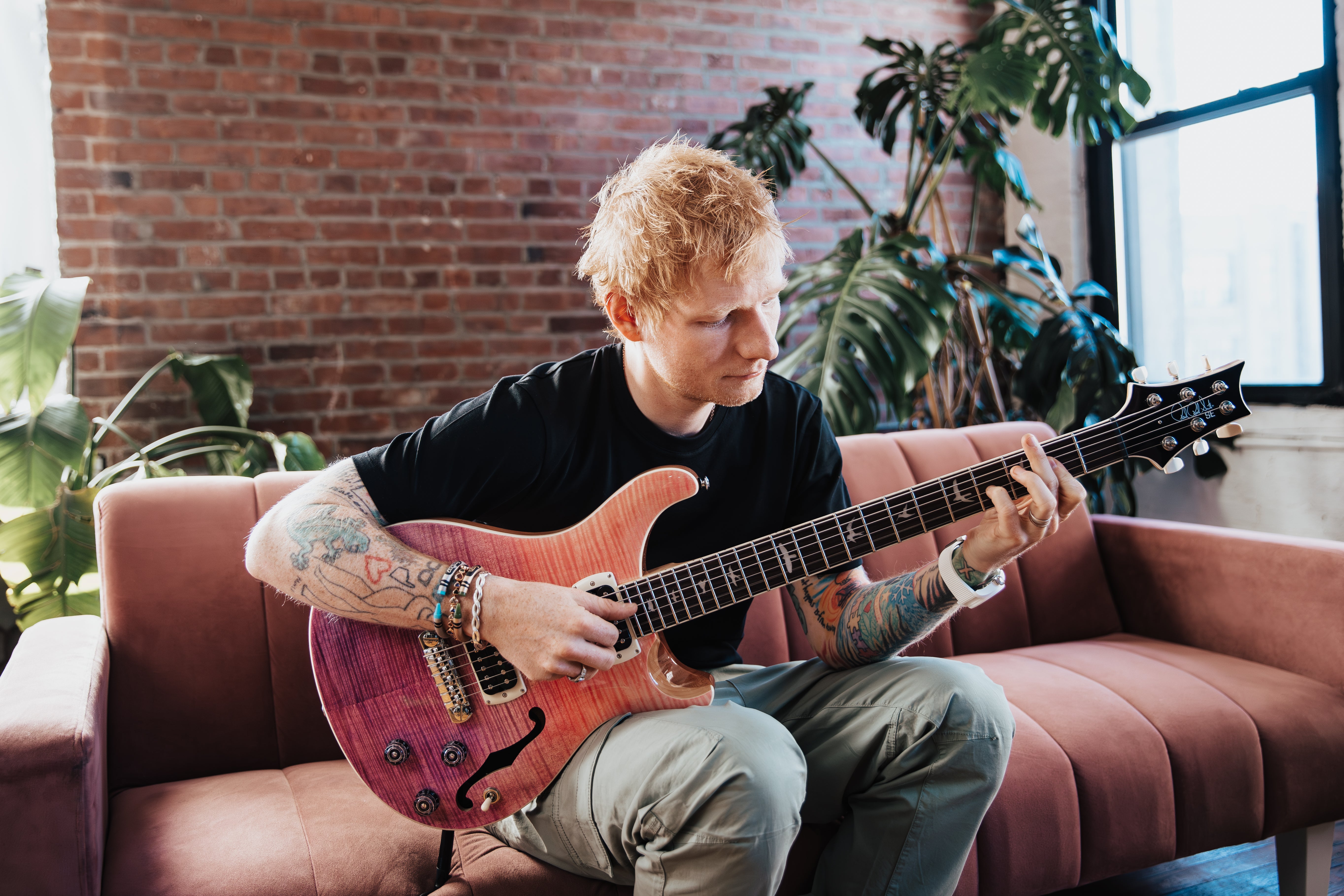 PRS SE Ed Sheeran Hollowbody I Baritone Piezo Pink Purple Fade