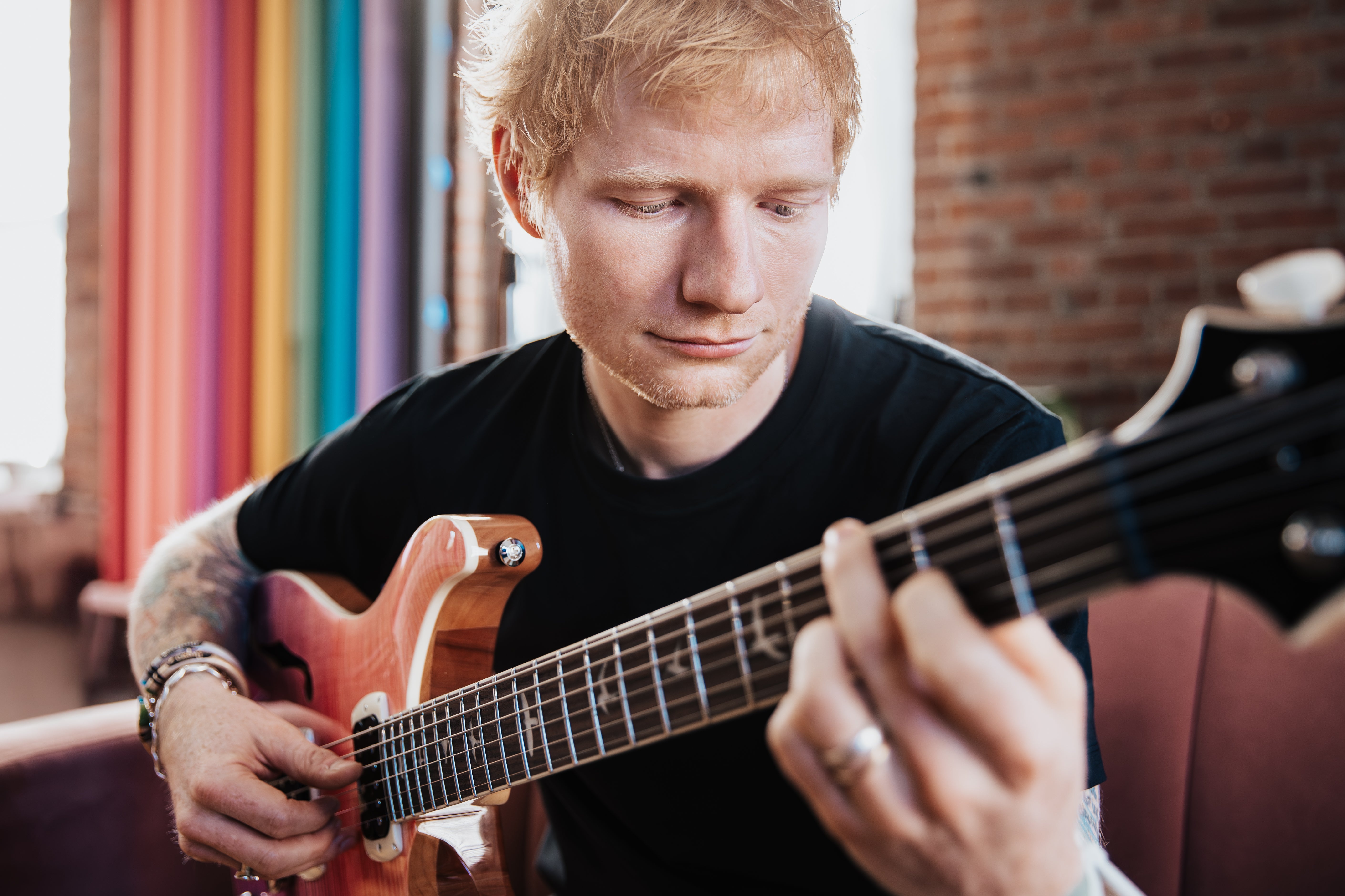 PRS SE Ed Sheeran Hollowbody I Baritone Piezo Pink Purple Fade