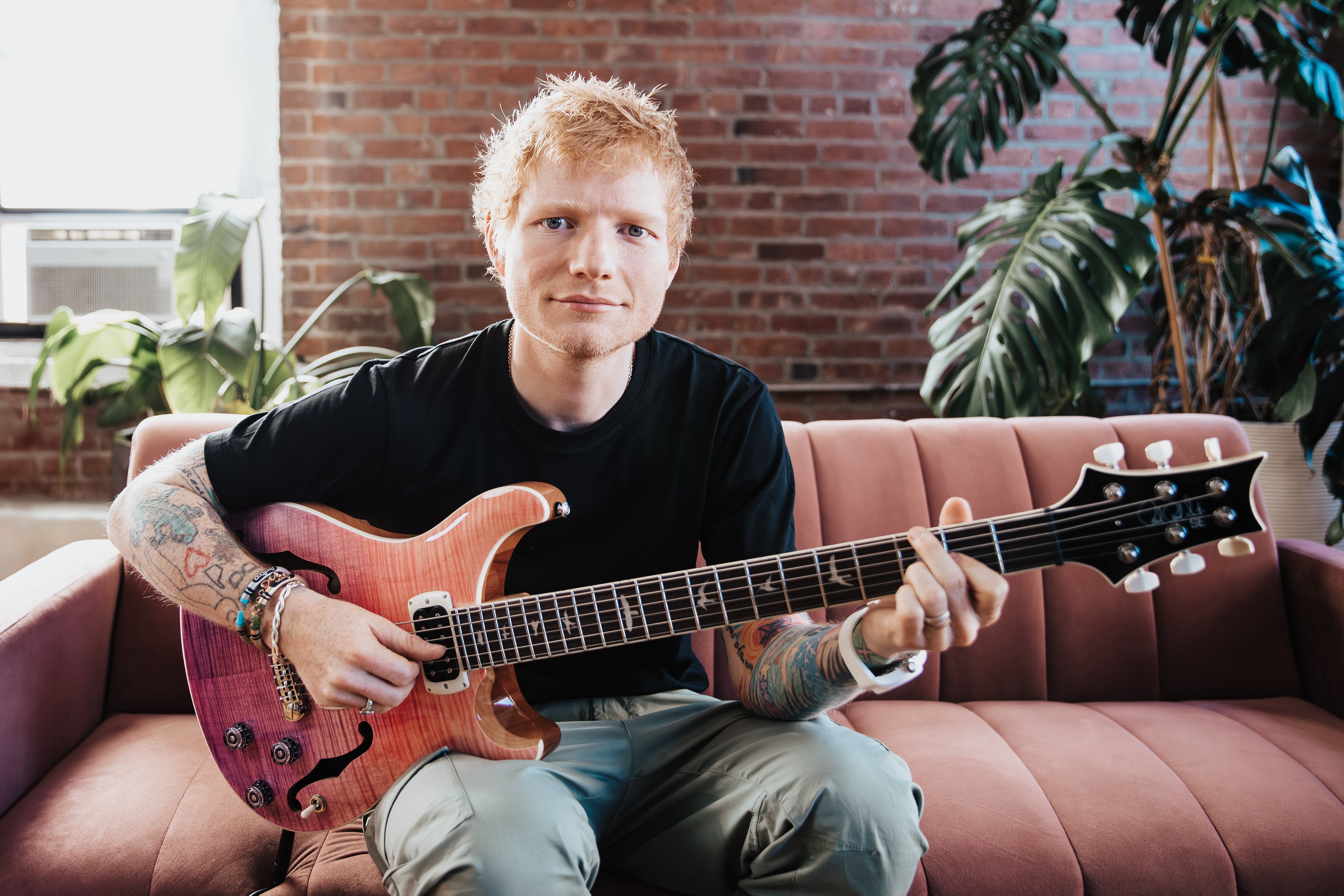 PRS SE Ed Sheeran Hollowbody I Baritone Piezo Pink Purple Fade