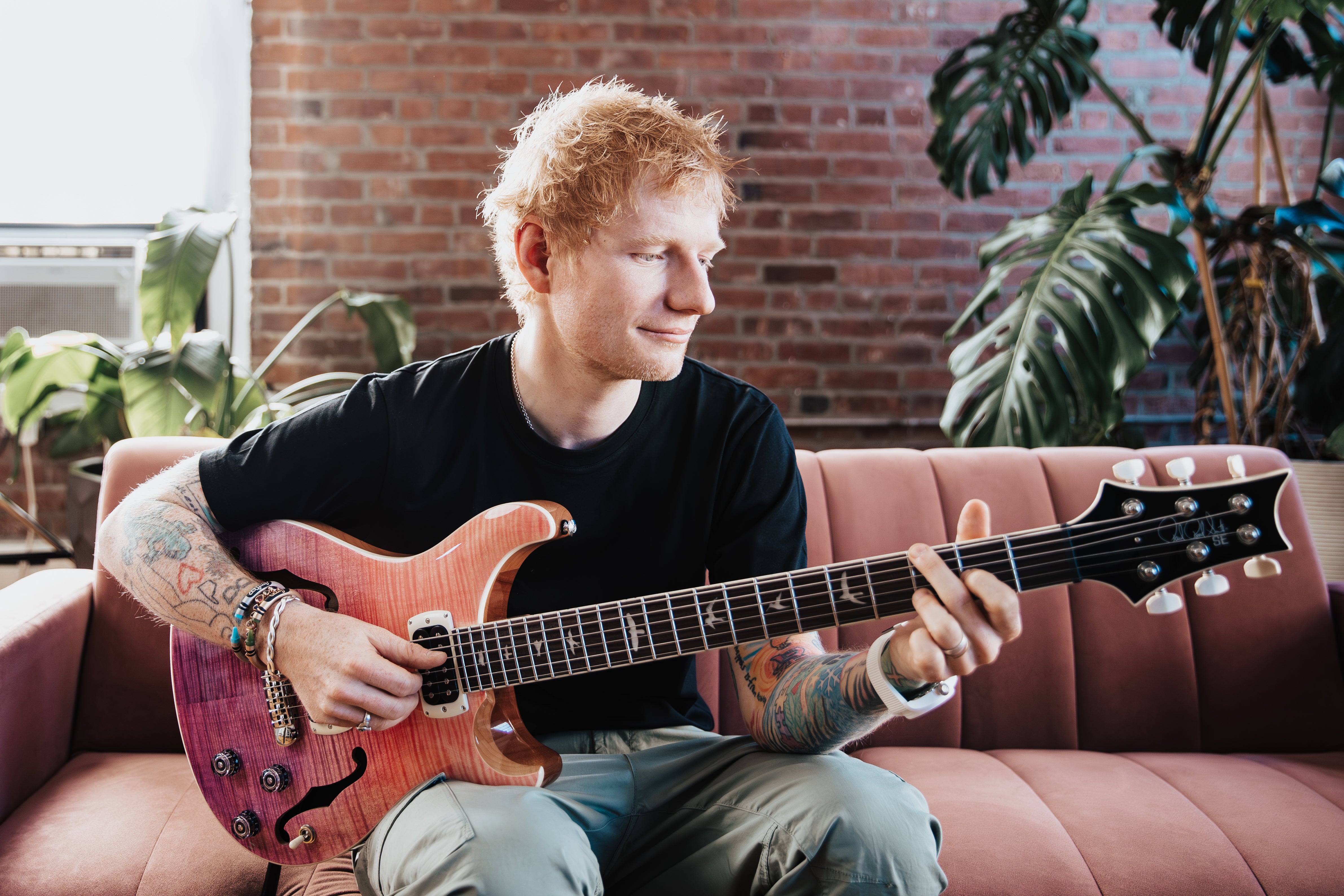 PRS SE Ed Sheeran Hollowbody I Baritone Piezo Pink Purple Fade