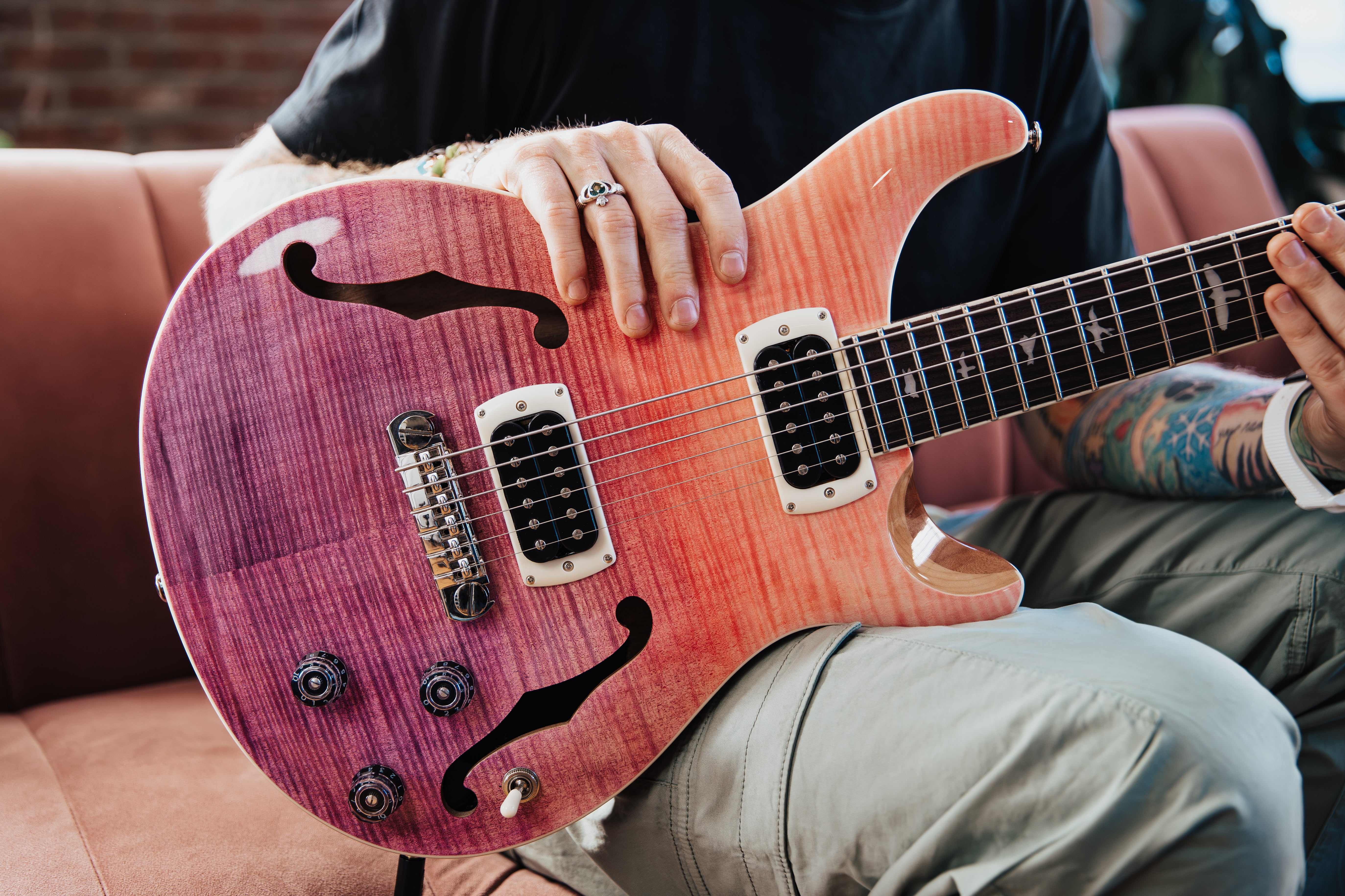 PRS SE Ed Sheeran Hollowbody I Baritone Piezo Pink Purple Fade